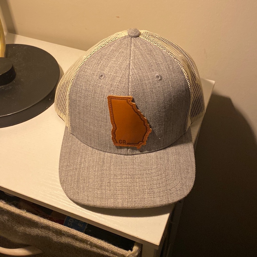 Ga grey and white mesh snap back hardly ever worn snap back have two or the sam